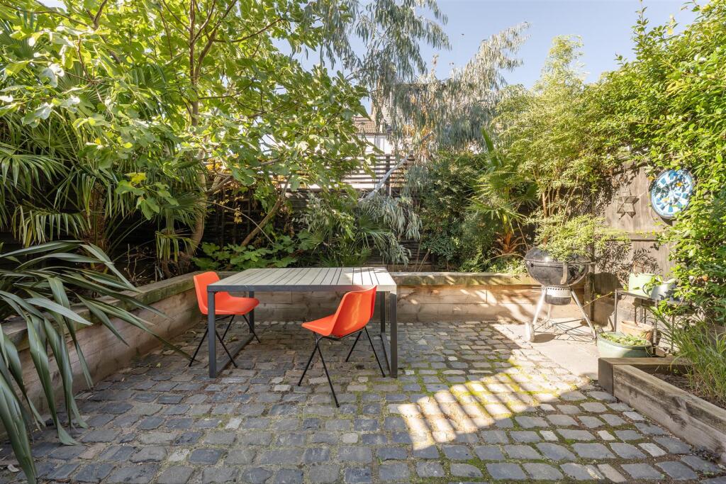 Farmer Road, E10