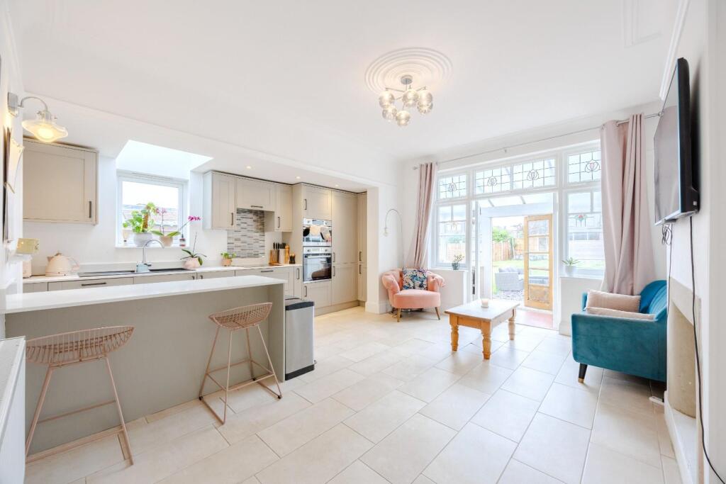 Kitchen / Lounge