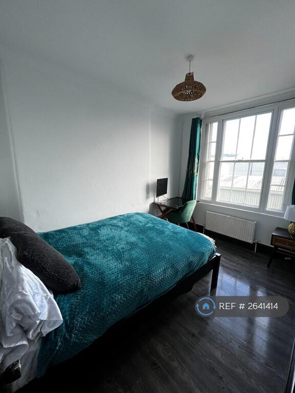 Second Bedroom (o.5x Zoomed) Out))