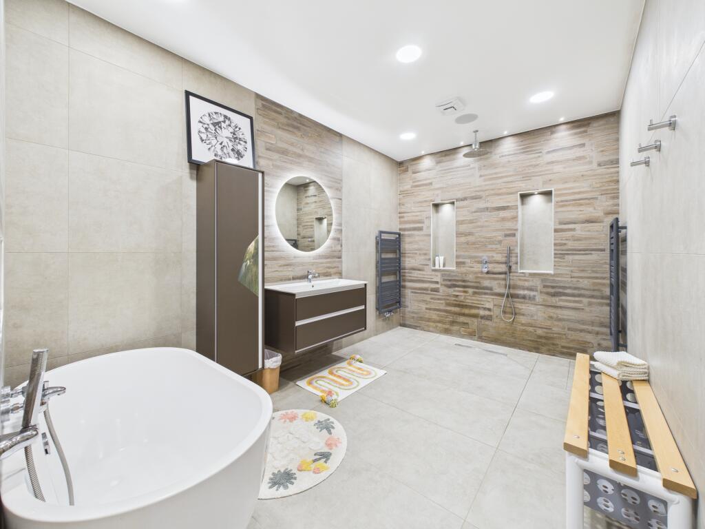 CAM04825G0-PR0182-STILL003