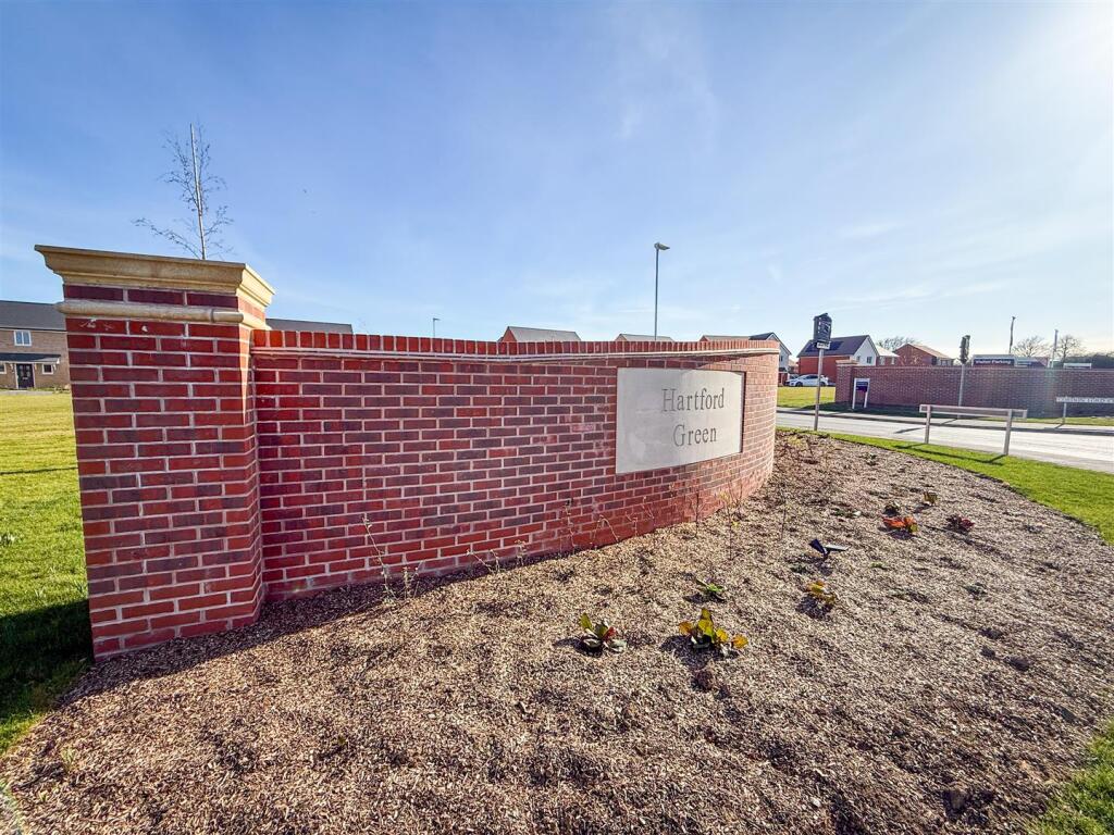 ENTRANCE TO HARTFORD GREEN