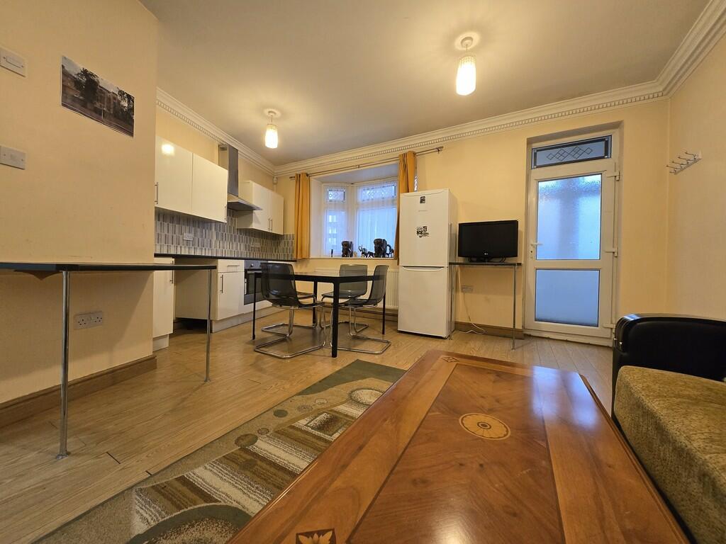 Lounge / Bedroom ...