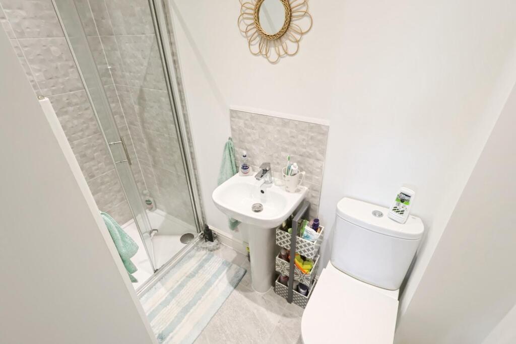 EN SUITE SHOWER ROOM
