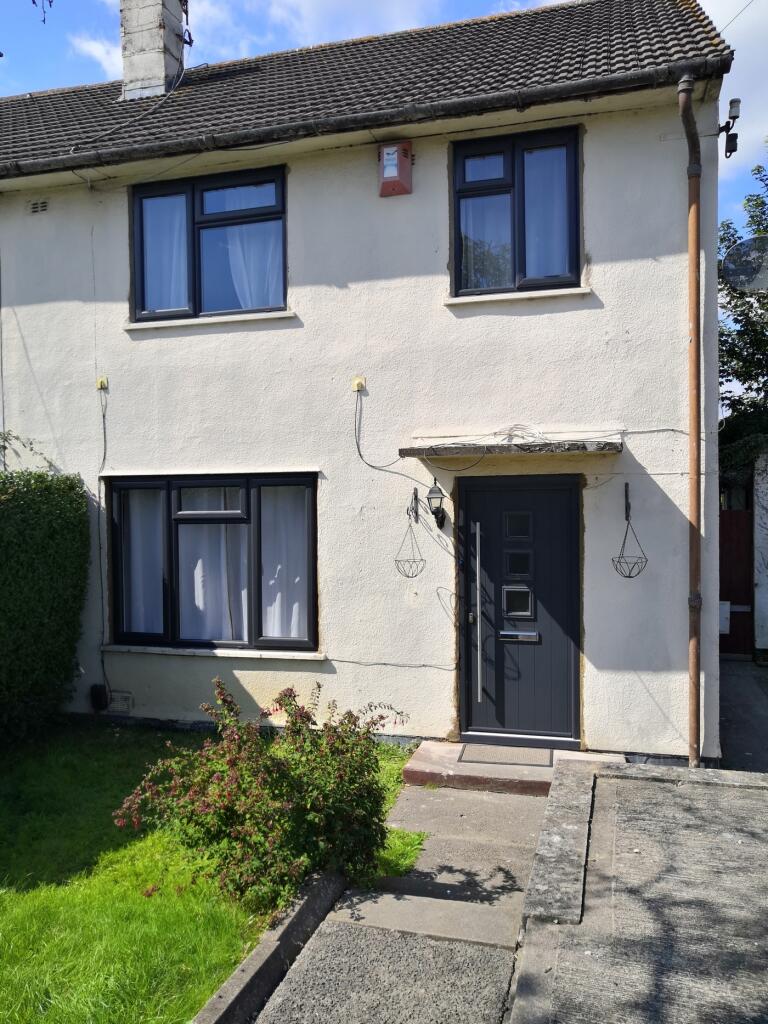Charming front view of a well-maintained proper...