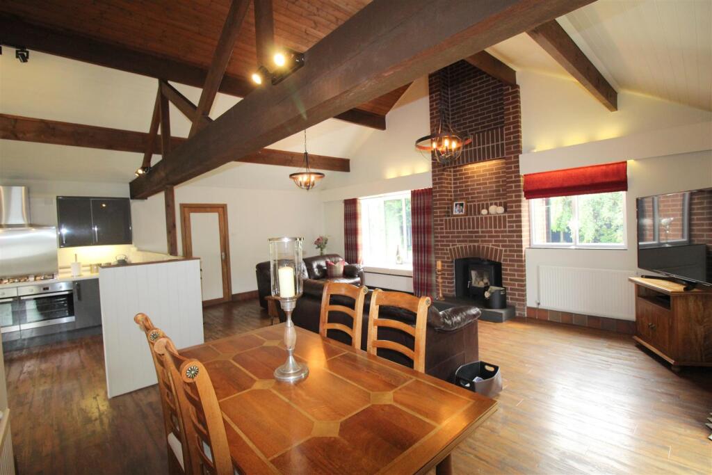 Fieldway, 4 Lounge 1.JPG