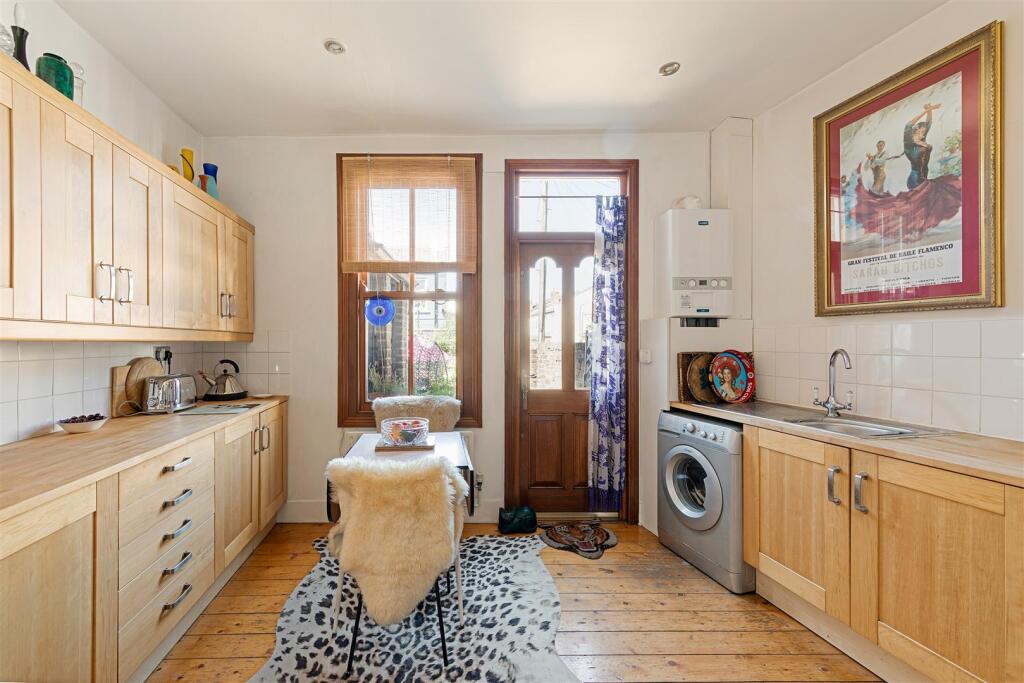 Century Road E17