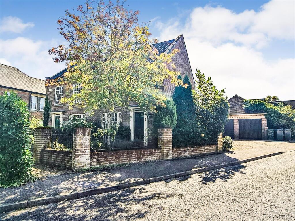 09-09-2025__17-37-01_4_Garrod___front_and_farage.X