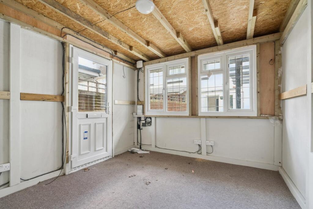 10 New Close, Colliers Wood, SW19 2SY cabin.jpg