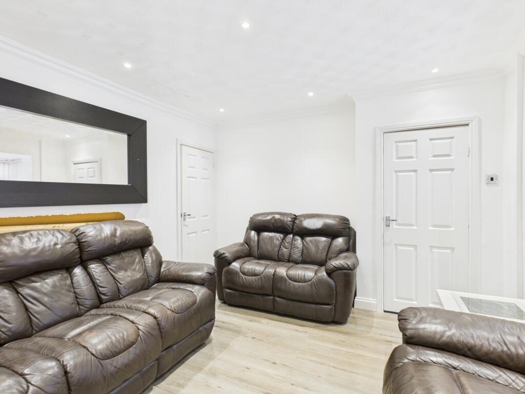 CAM03729G0-PR0192-STILL008