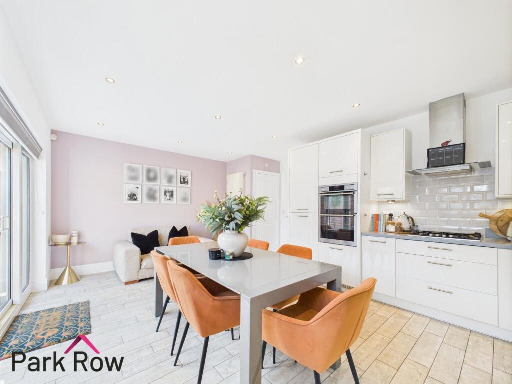 OPEN PLAN KITCHEN/DINING ROOM