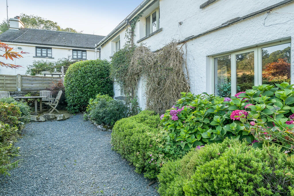 Front Garden/Pati...