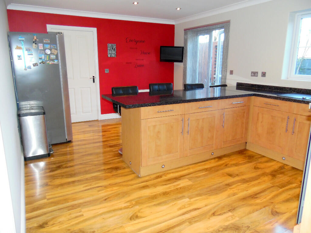 KITCHEN/BREAKFAST RM