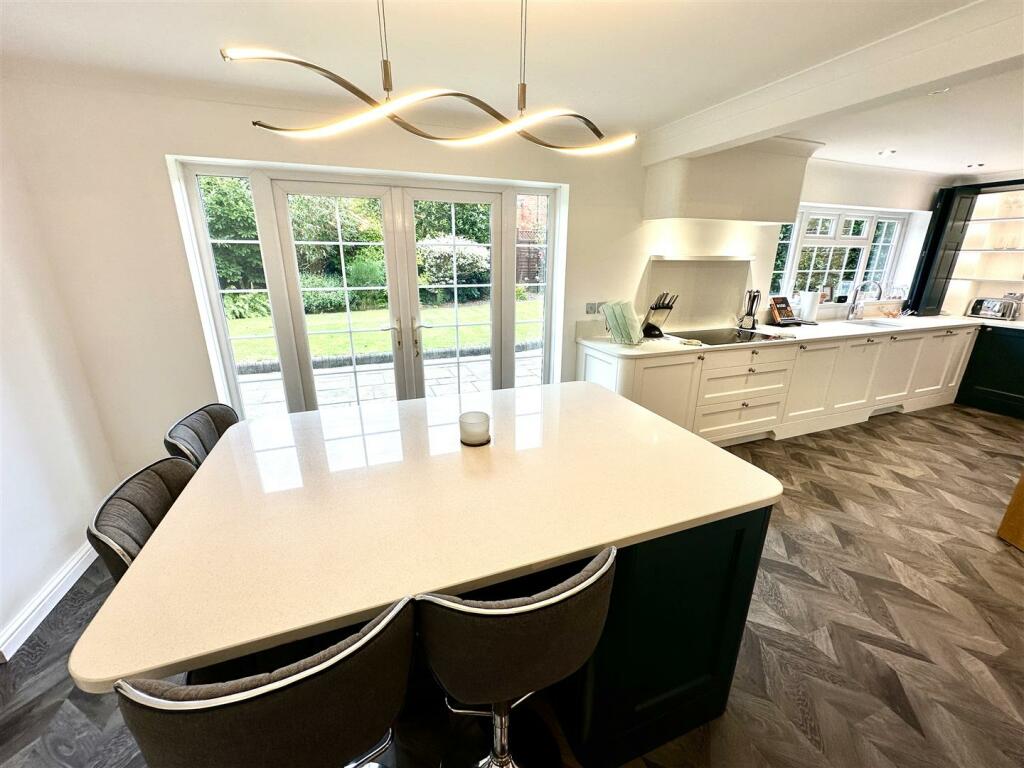 KICTHEN/FAMILY ROOM