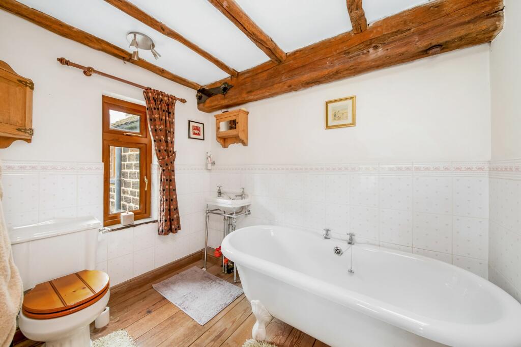 EN-SUITE BATHROOM