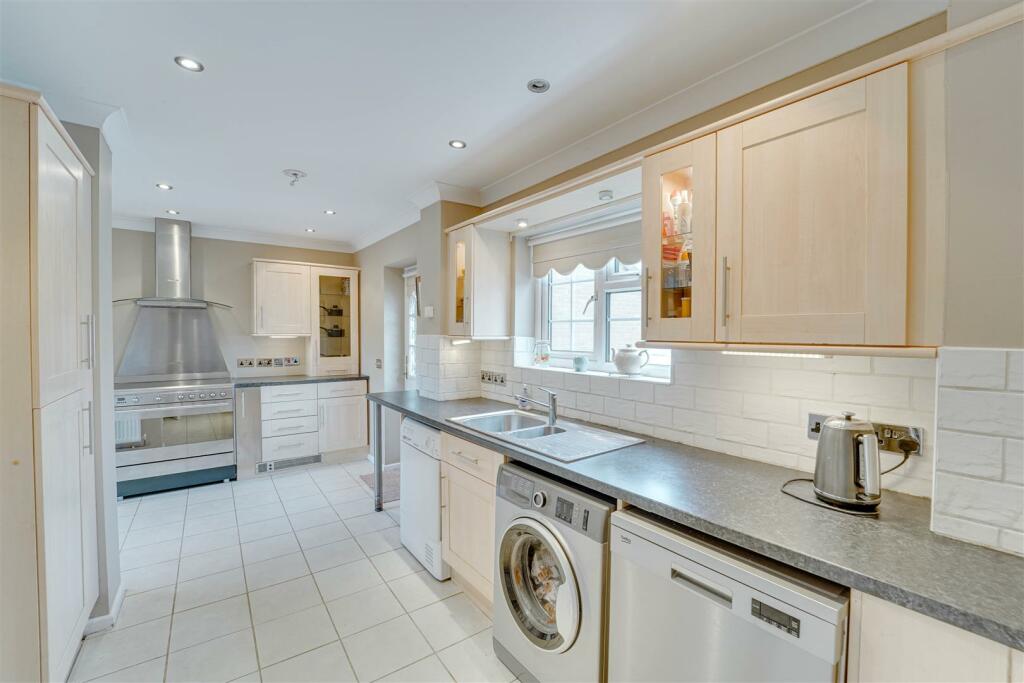 Santis House, 24 Tithe Cl, Gazeley-13.jpg
