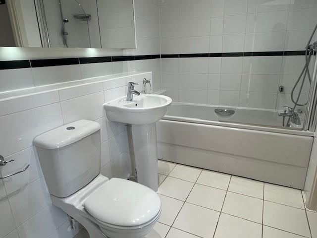 Family bathroom 2.jpg