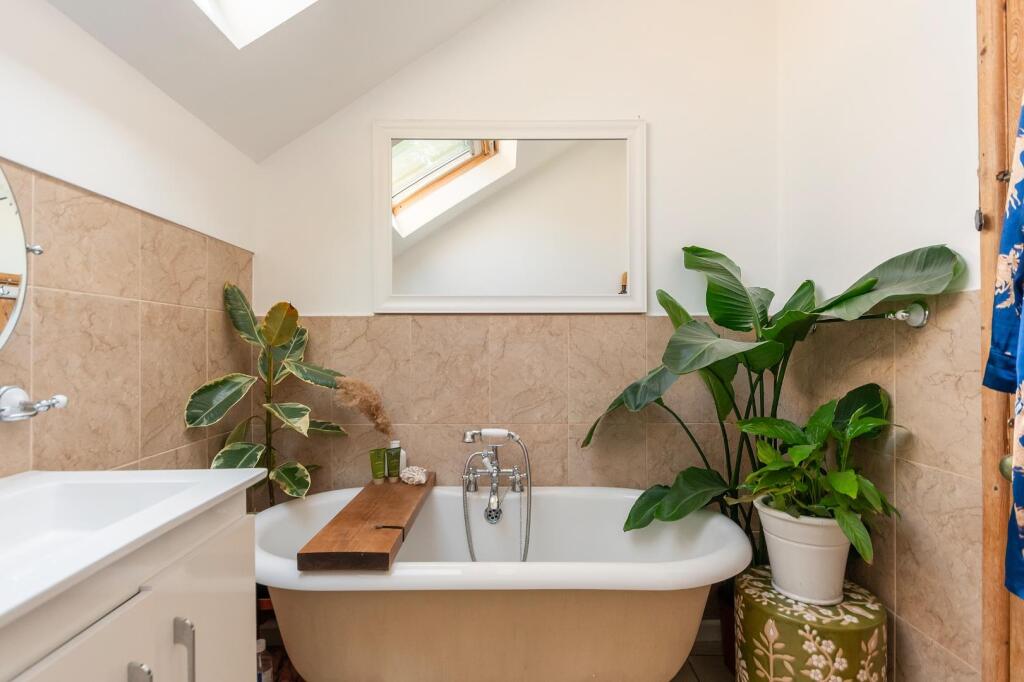 1S5L1CM - Bathroom B.jpg