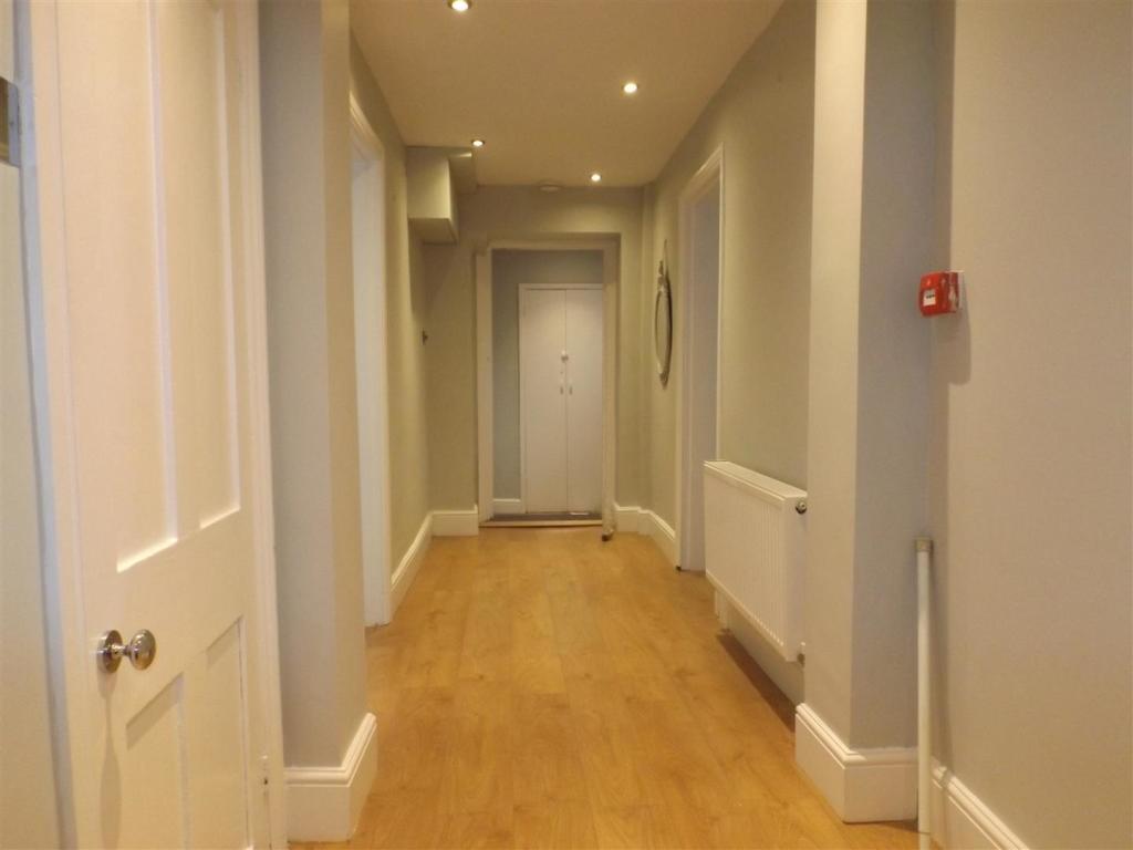 Hallway 2 pic 2.JPG