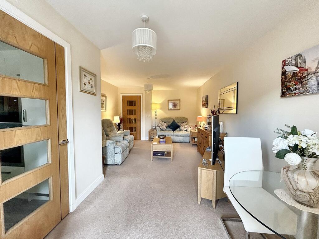 LOUNGE/DINING ROOM