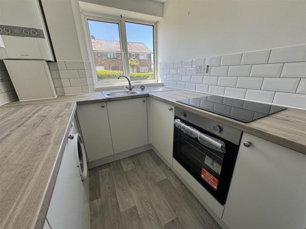 KITCHEN 2.JPG