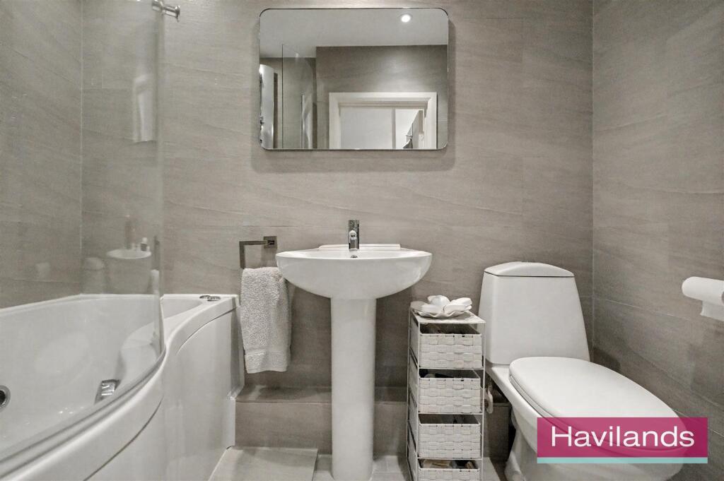 Lonsdale Drive EN2 7LH-18.jpg