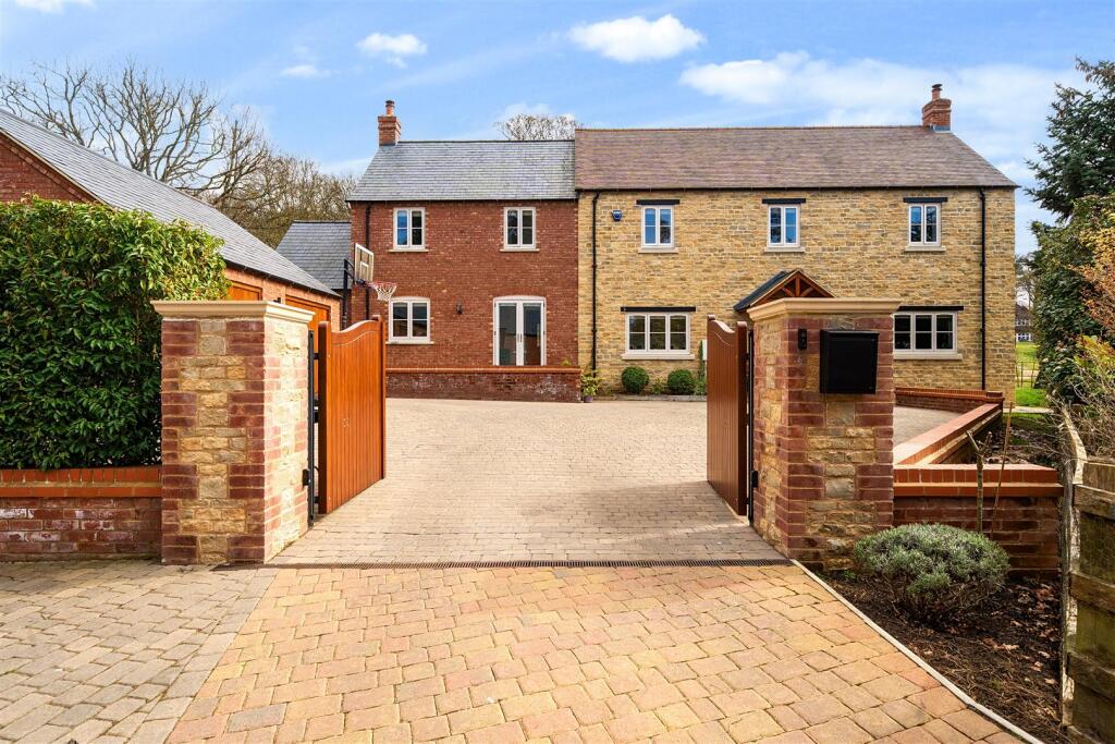 Park View House, 16 Earls Farm Way, Towcester (1).