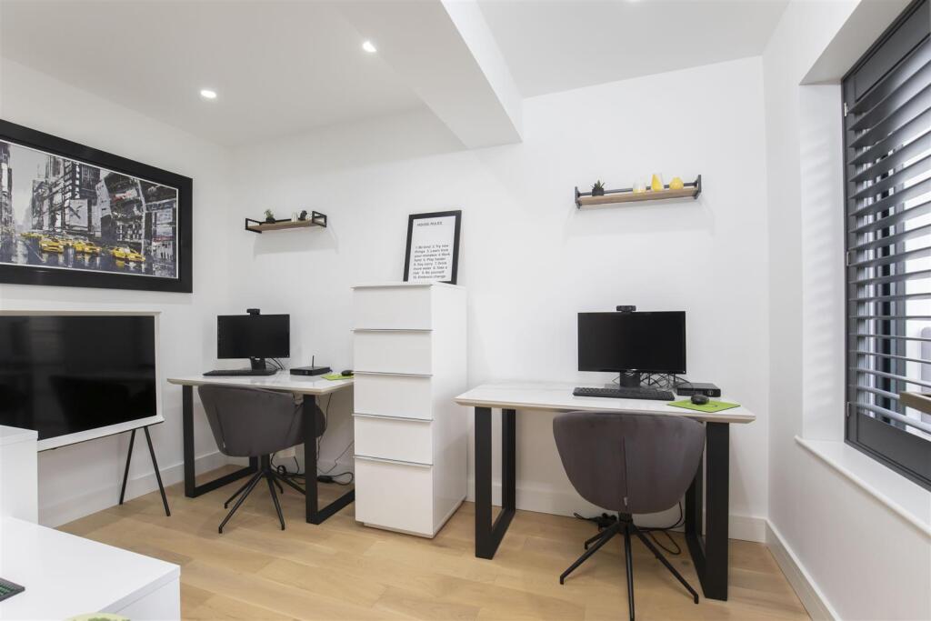 4 Walnut Close-20.jpg