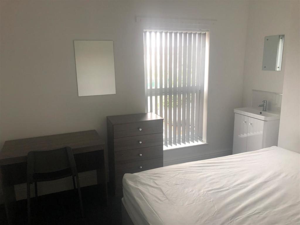 40 Falm bedroom 3.jpg