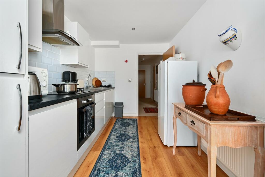 Flt 90, Mariner Point, Shoreham, BN43 (13).jpg