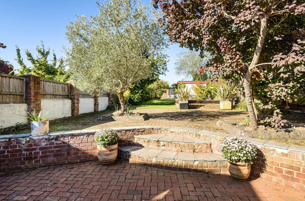 1360652-9-68dbbfc...