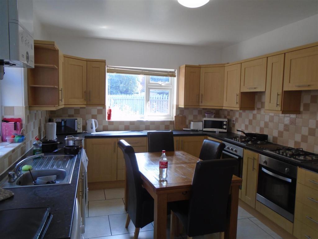 Kitchen (2).JPG