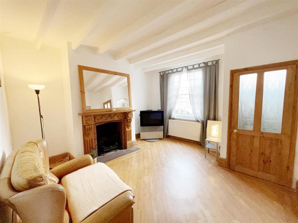 Lounge 1.jpg