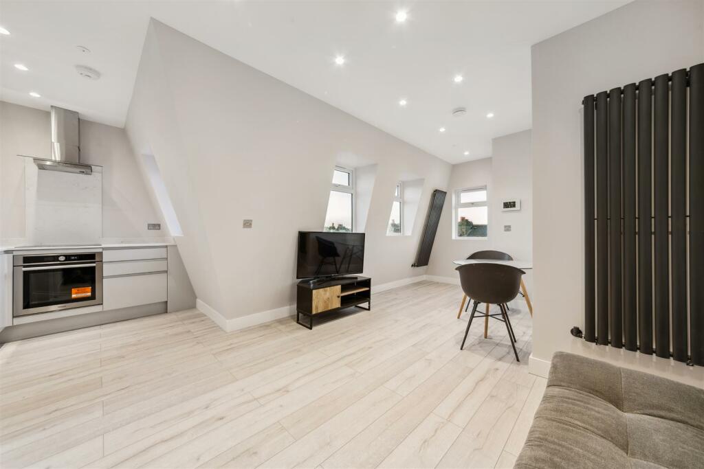 Flat 4, 52 Gilbey Road, SW17 0QG-3.jpg