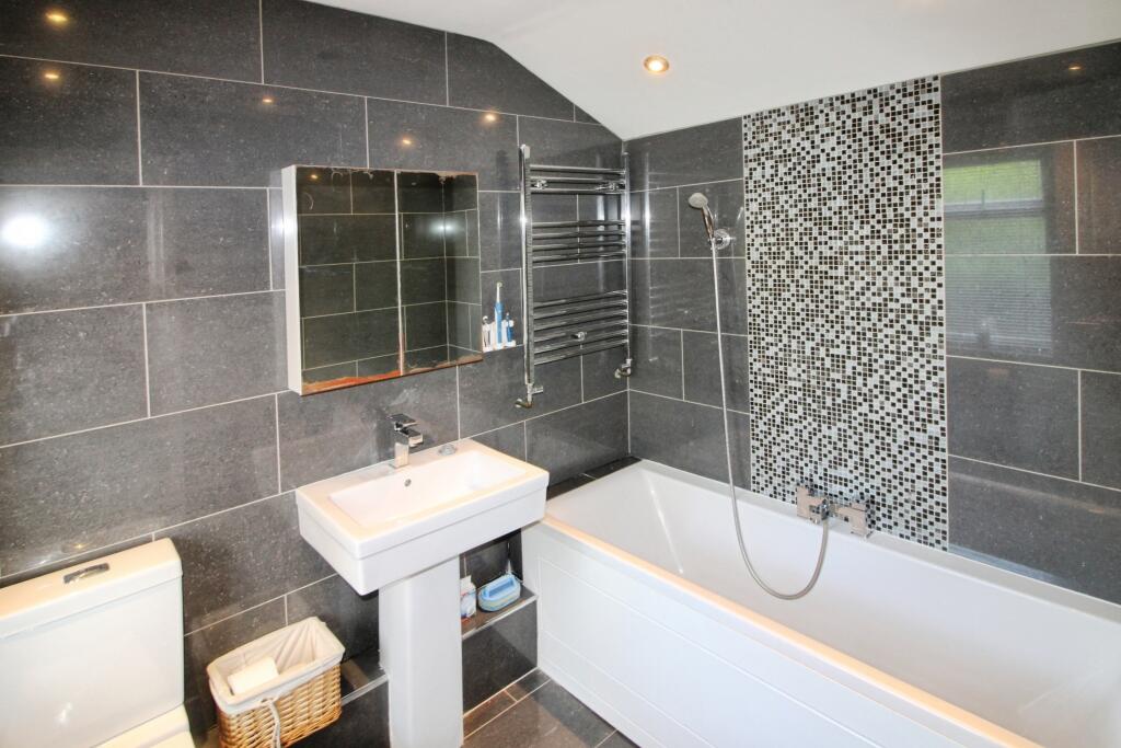 Ensuite Bathroom.JPG