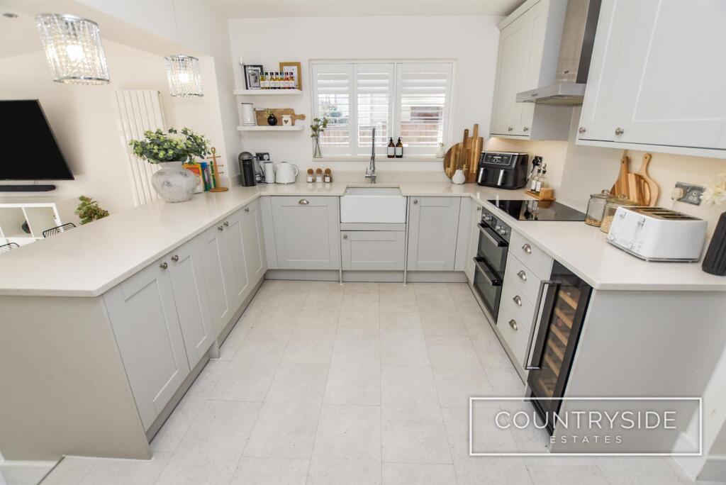 Open Plan Kitchen / Family Room