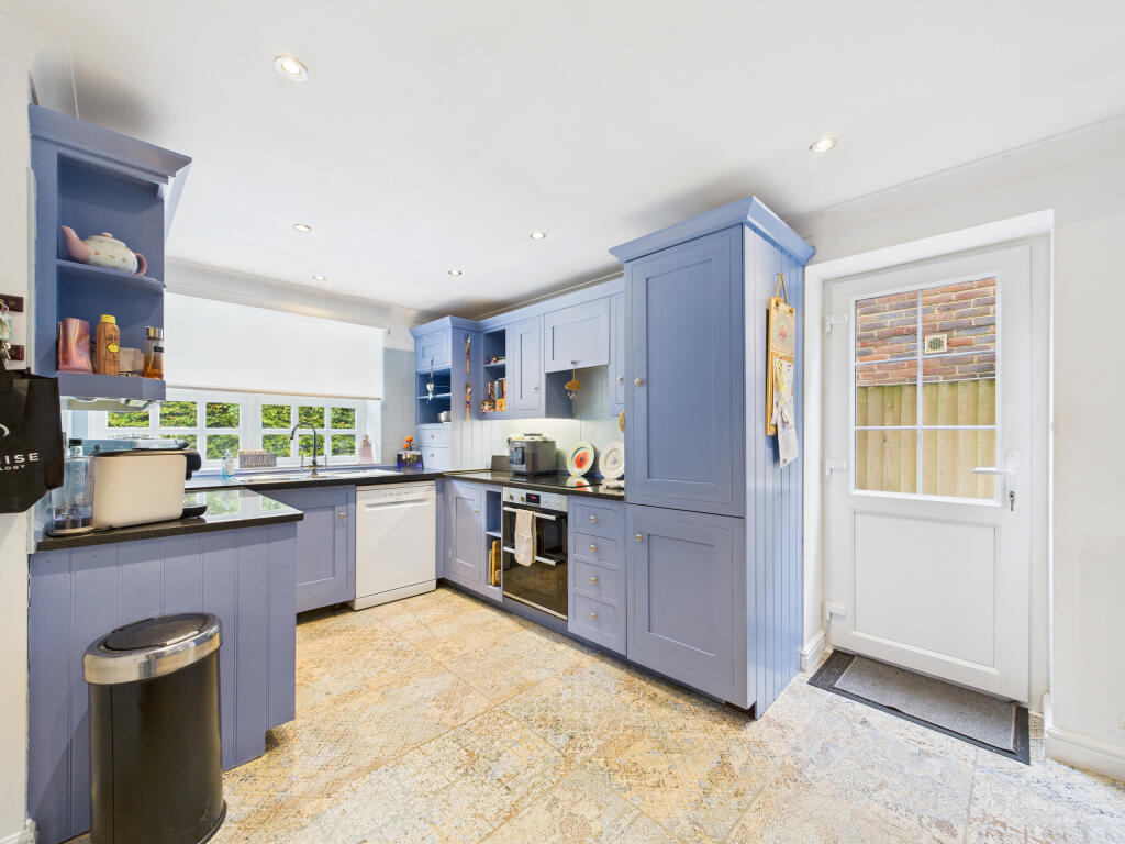 CAM01354G0-PR0601-STILL011