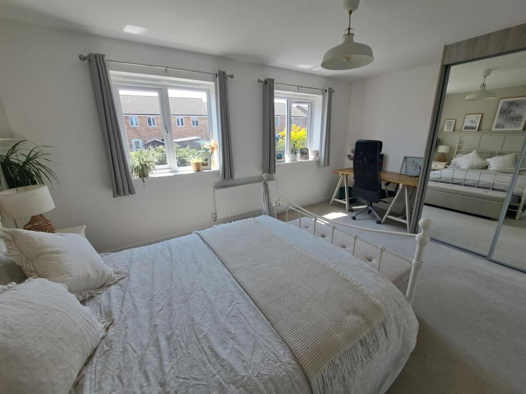 Dragonfly Way, Pineham