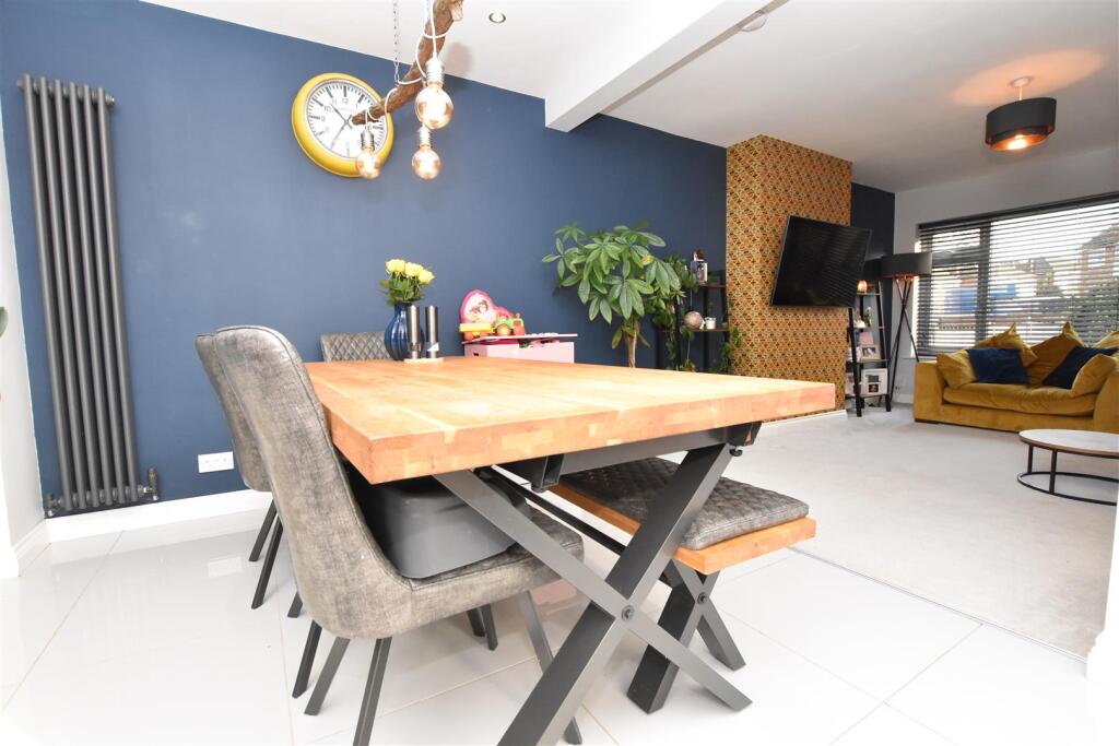 OPEN PLAN KITCHEN DINING AREA