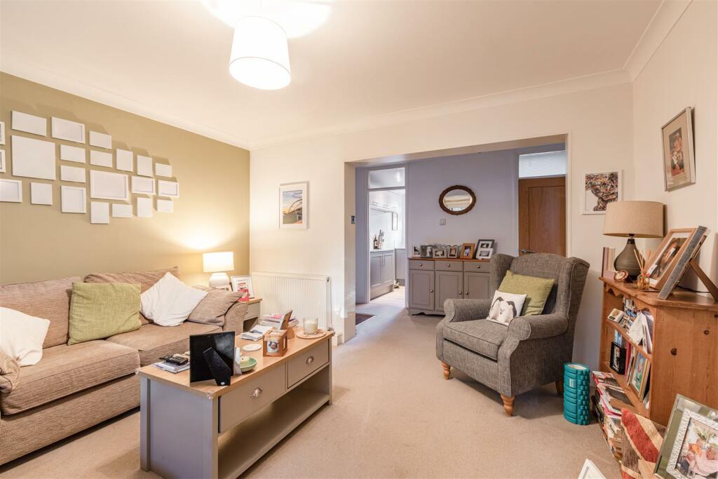 10 Brockley Combe, Weybridge, KT13 9QB - 3.jpg