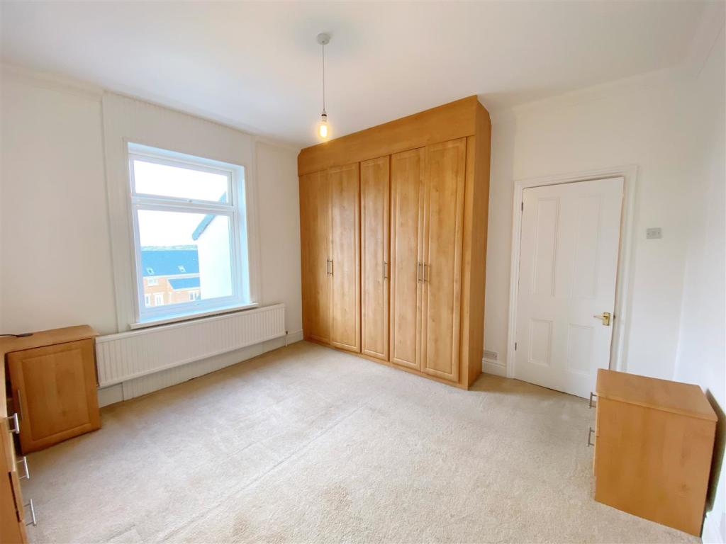 Bedroom 1 pic 2.jpg