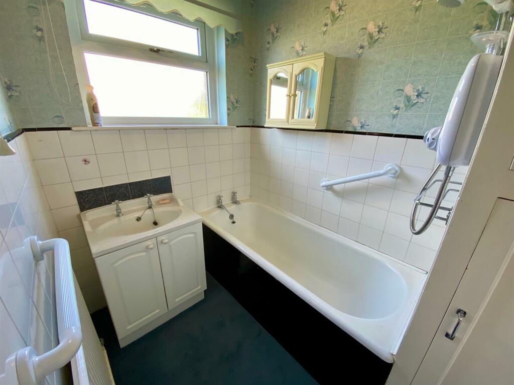 bathroom 1.jpg