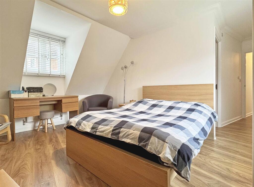 Master Bedroom b.jpg