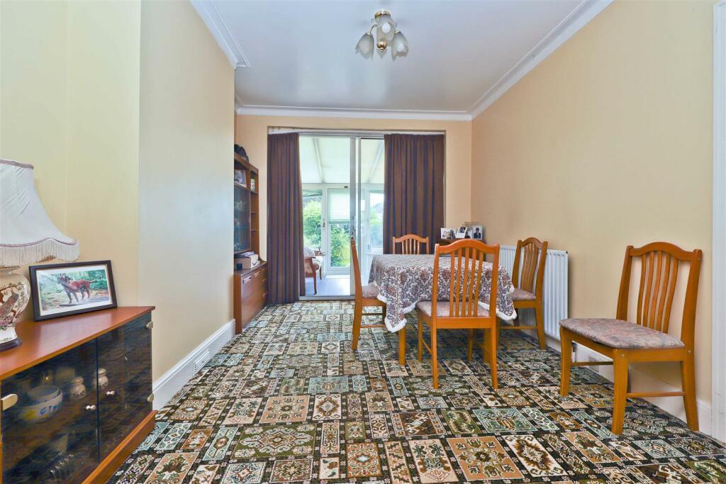 4 Coppice Close (2) copy.jpg