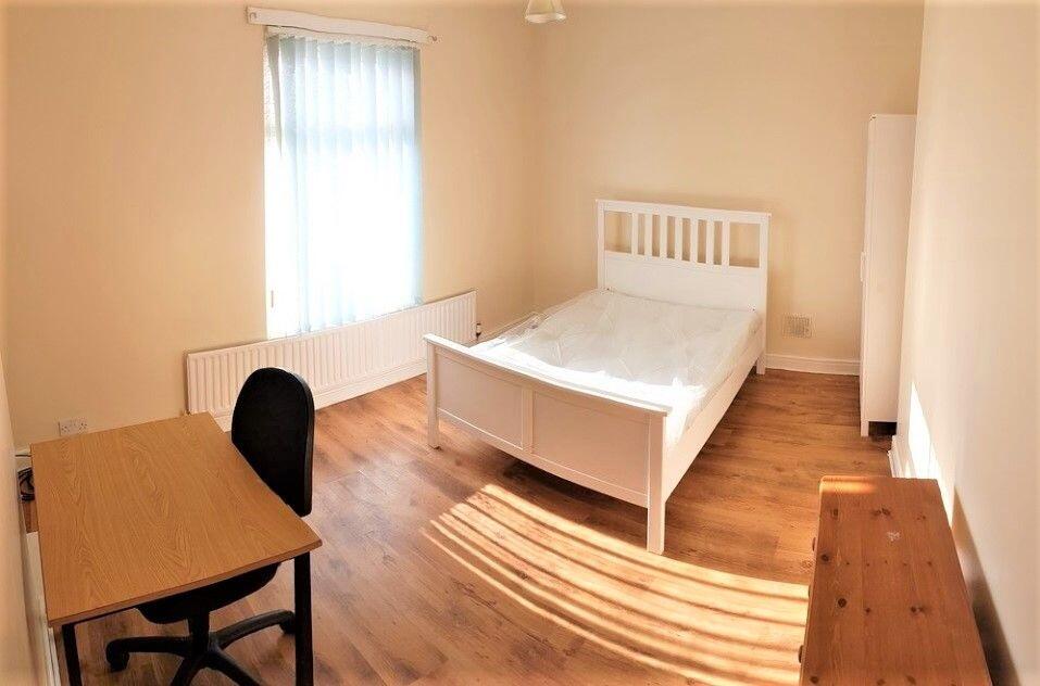 Bright, neatly presented double bedroom with wo...