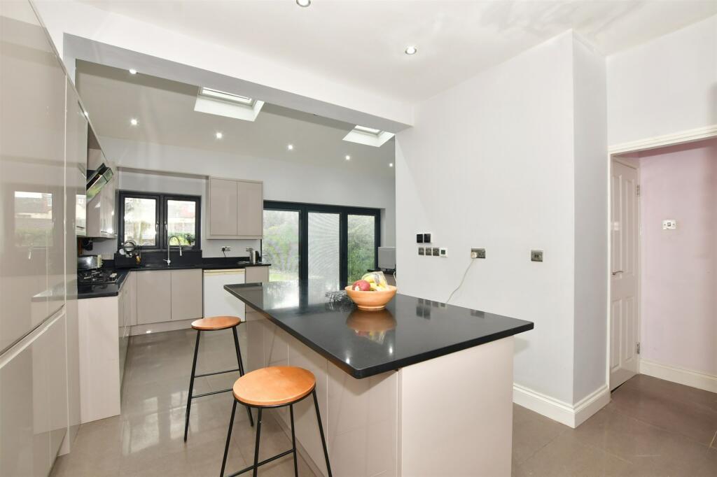 Kitchen/Breakfast Area
