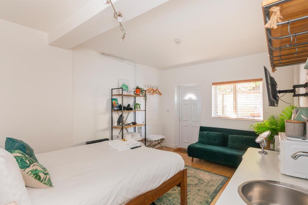 1S5L1CM - Studio B.jpg