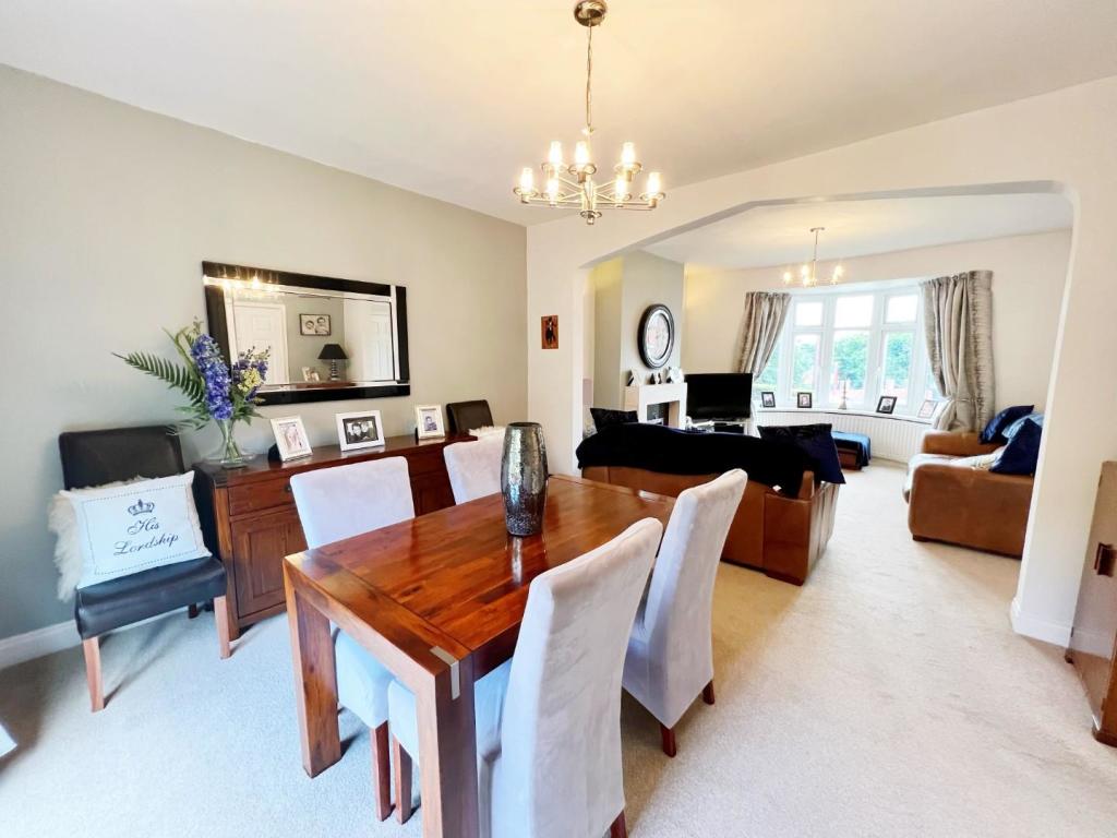 Dining Room pic 4.jpg