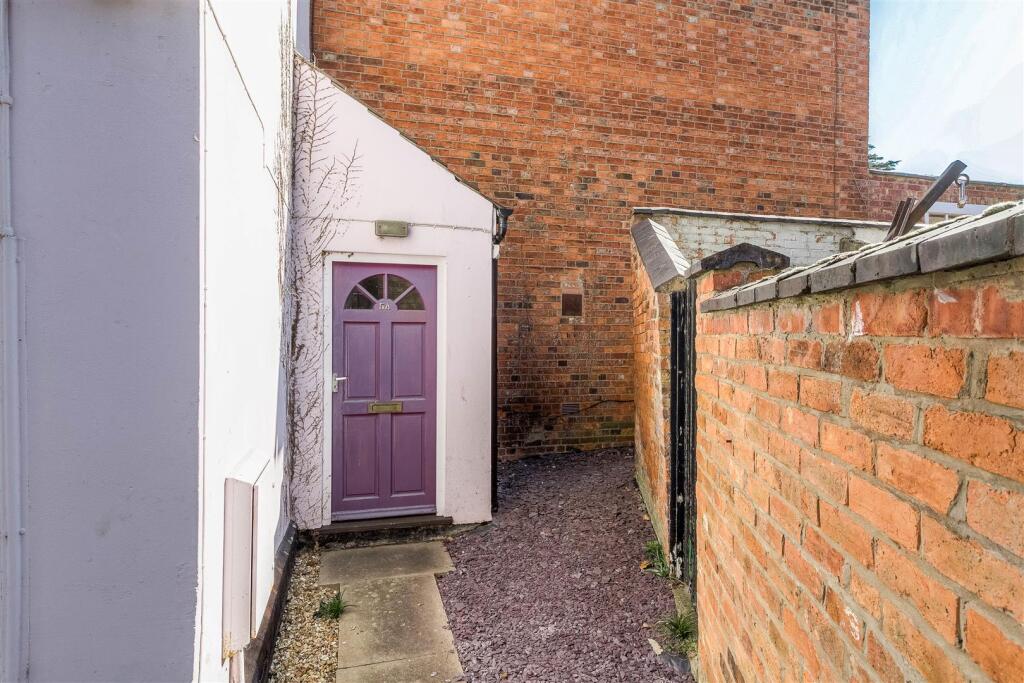 No 5a - entrance