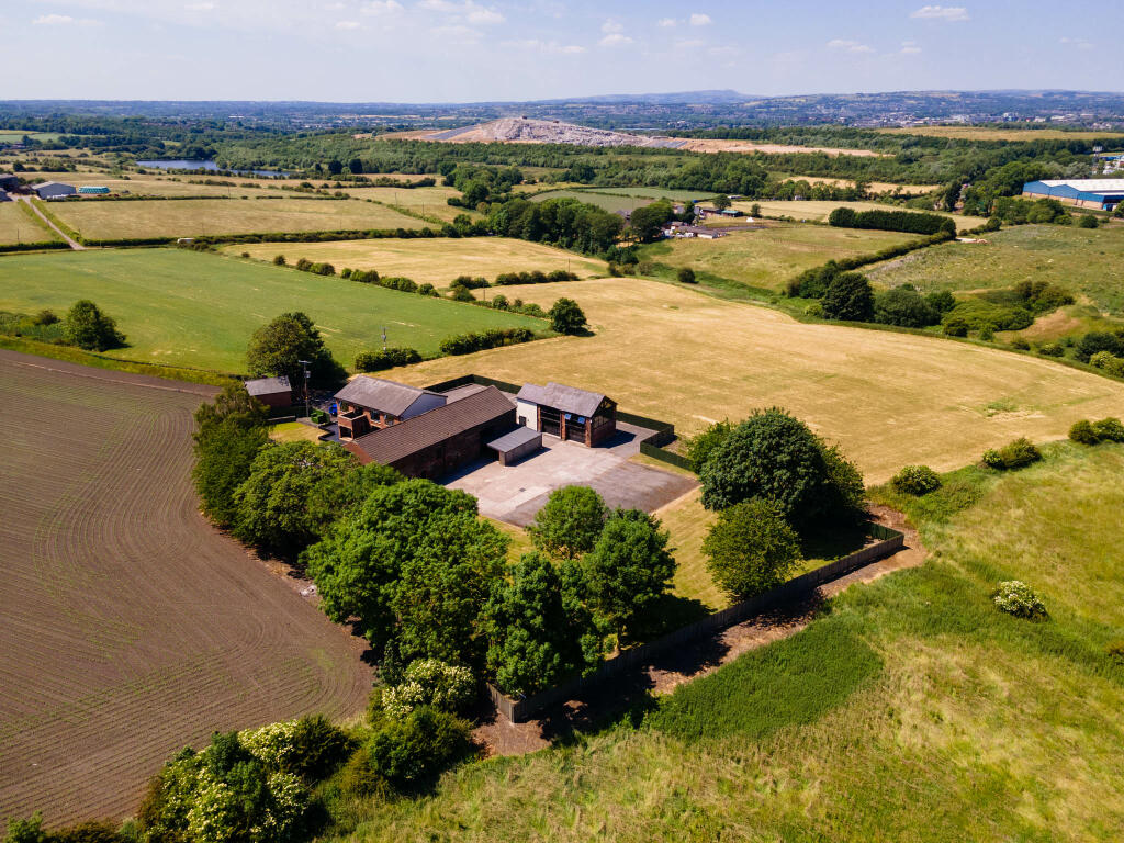 20230615-1323_Highfields Farm, Moss Hall Road, OL1