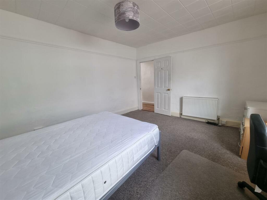 BEDROOM 1 (3).jpg